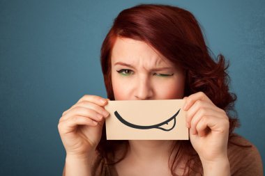 genç ve güzel kız beyaz kart çizim gülümsemeyle holding 