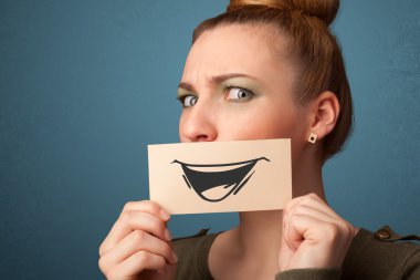 kağıt çizim komik smiley ile tutarak mutlu sevimli kız 