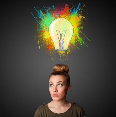 genç kadın başının üstünde ampul ile düşünme