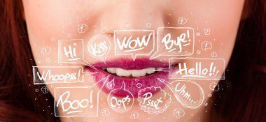 Beyaz baloncuklu güzel kırmızı dudaklar.