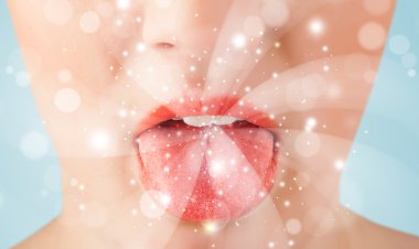 güzel kadının dudakları soyut beyaz ışıkları üfleme