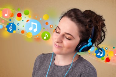 Kulaklıkla müzik dinleyen genç bir kadın. 