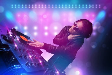 DJ karıştırma müzik turntable üzerinde sahne ışıkları ve 