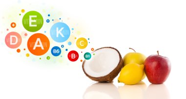 Renkli vitamin sembolleri ve simgeleri olan sağlıklı meyveler
