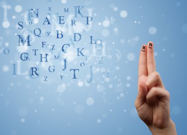 Mutlu gülen parmaklar Bokeh harflerinin karışımına bakıyor.
