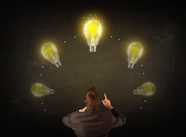 Kafasında ampuller olan bir iş adamı.