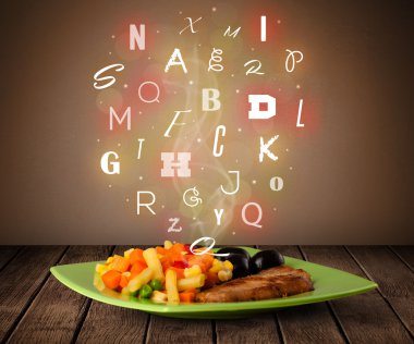 Tahtada renkli harflerle taze aşçı yemeği. 