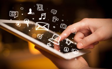 Tablet bilgisayarı üzerinde parmak işareti, sosyal medya kavramı