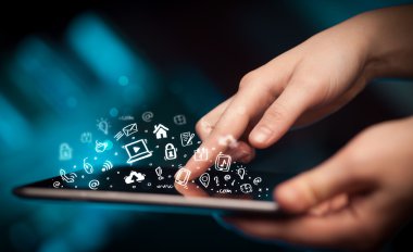 Tablet bilgisayarı üzerinde parmak işareti, sosyal medya kavramı