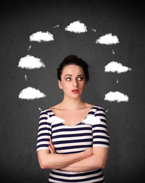 Jeune femme pensant avec la circulation des nuages autour de sa tête — Photo