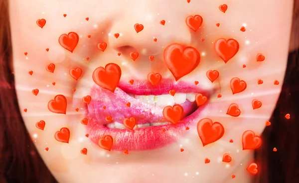 Lábios de senhora bonita com corações vermelhos encantadores — Fotografia de Stock