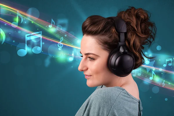 Mujer joven escuchando música con auriculares — Foto de Stock