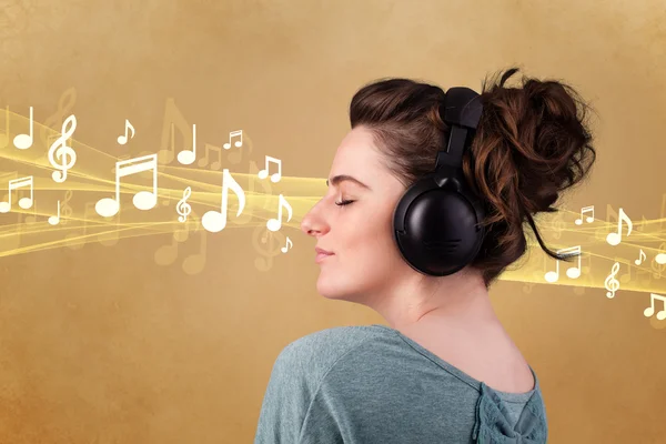 Jeune femme avec écouteurs écoutant de la musique — Photo