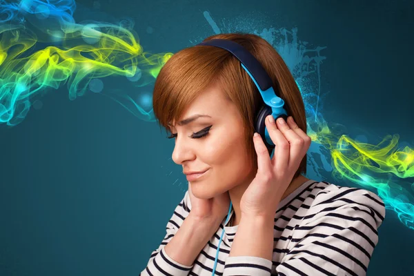 Mujer joven escuchando música con auriculares —  Fotos de Stock