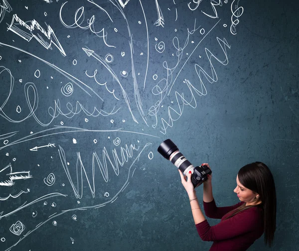 Photographe photographier des images tandis que la main énergique dessiné lignes un — Photo