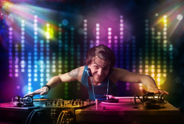 DJ spelar låtar i ett disco med ljusshow — Stockfoto