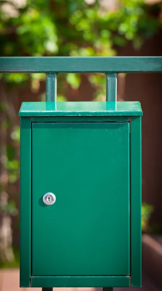 Verstopfter Briefkasten auf der Straße — Stockfoto