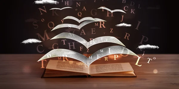 Strony i świecące litery wylatujące z książki — Zdjęcie stockowe