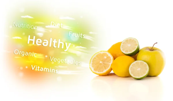 Coloridas frutas jugosas con texto saludable y signos —  Fotos de Stock