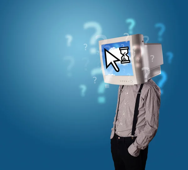 Pessoa com uma cabeça de monitor e tecnologia baseada em nuvem na scr — Fotografia de Stock