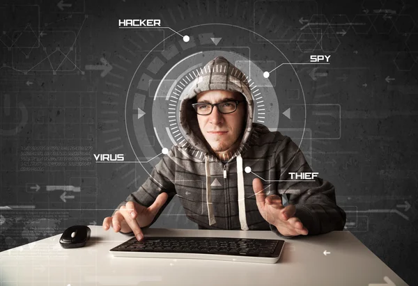 Ung hacker i futuristisk miljö hacking personlig information: — Stockfoto