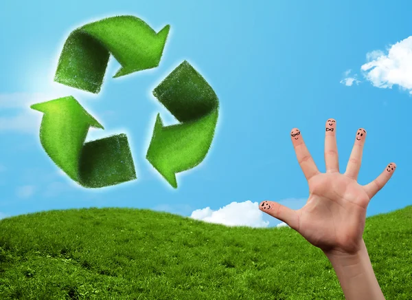 Szczęśliwy smiley palce patrząc na zielony liść recyklingu znak — Zdjęcie stockowe