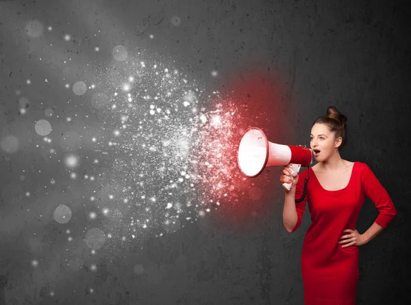 Mujer gritando en megáfono y partículas de energía brillante explo —  Fotos de Stock