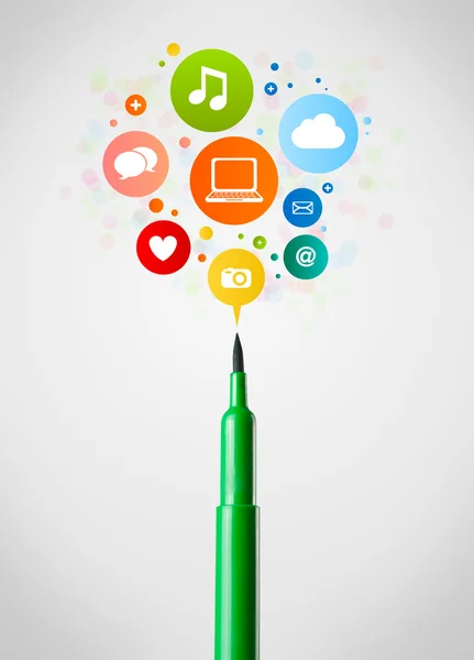 Felt pen close-up with social network icons — Stock Photo, Image