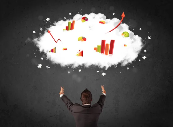 Бізнесмен з графіками в хмарі над головою — стокове фото