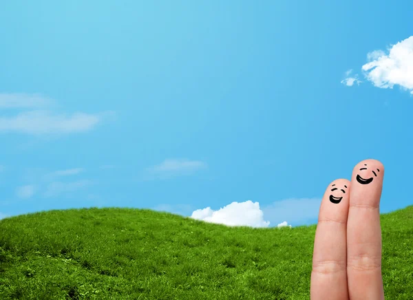 Fröhliche Finger-Smileys mit Landschaft im Hintergrund — Stockfoto