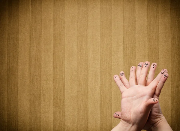 Sorrisos dedo feliz com fundo de papel de parede tarja vintage — Fotografia de Stock