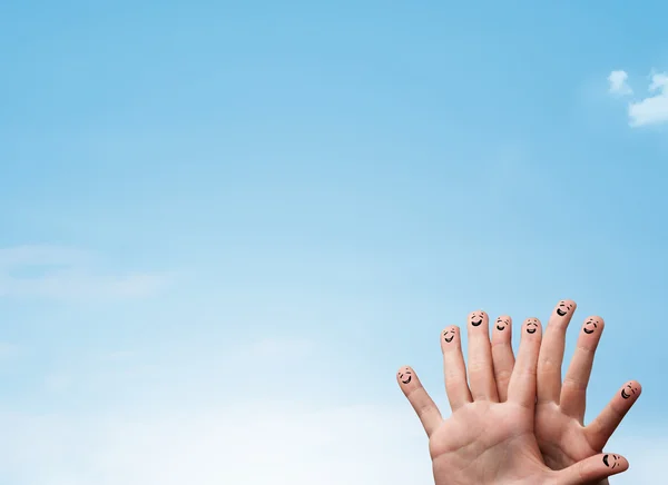 Heureux doigts souriants regardant le ciel bleu clair copyspace — Photo