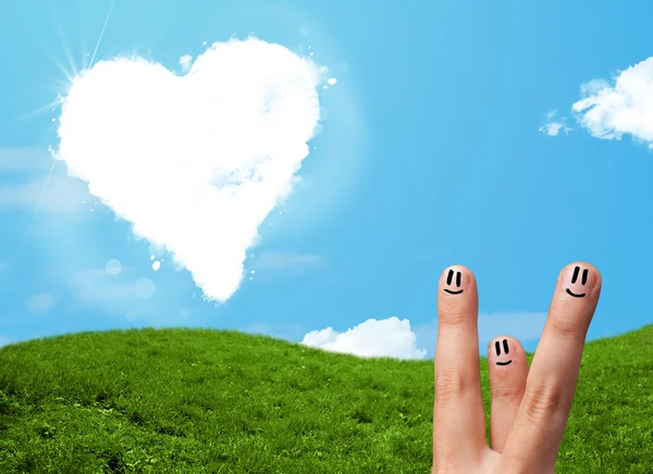 Felices dedos sonrientes mirando la nube en forma de corazón — Foto de Stock