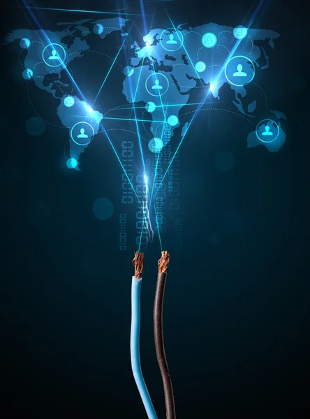 Ikony sieci społecznościowych wychodzące z kabla elektrycznego — Zdjęcie stockowe