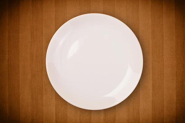 Colorful empty plate on grungy background table — Stock Photo, Image