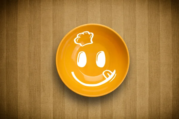 Ευτυχισμένο χαμογελαστό πρόσωπο κινουμένων σχεδίων σε πολύχρωμο πιάτο — Φωτογραφία Αρχείου