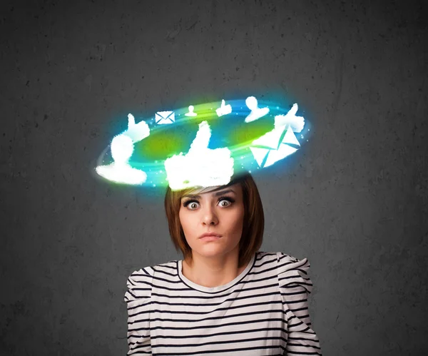 Jeune adolescente avec des icônes sociales nuage autour de sa tête — Photo