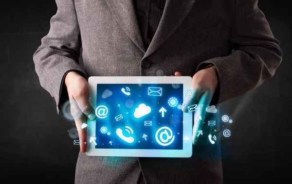 Pessoa segurando um tablet com ícones e símbolos de tecnologia azul — Fotografia de Stock