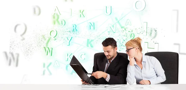 Gente de negocios en el escritorio con nube de palabra verde —  Fotos de Stock
