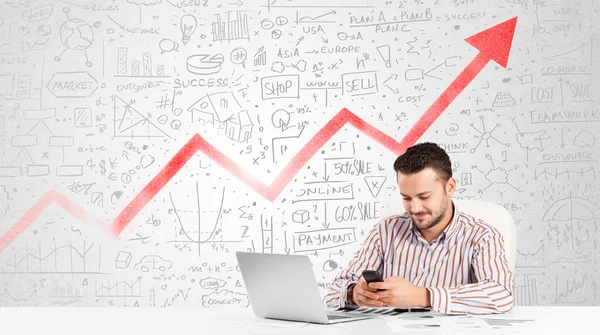 Hombre de negocios sentado a la mesa con diagramas de mercado — Foto de Stock