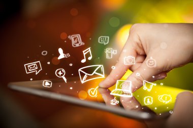 Tablet bilgisayarı üzerinde parmak işareti, sosyal medya kavramı