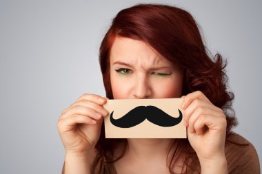 kağıt çizim bıyıklı tutan mutlu sevimli kız 