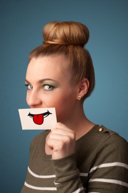 komik smiley ile kart tutan mutlu güzel kadın