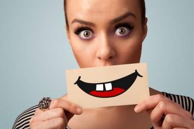 komik smiley ile kart tutan mutlu güzel kadın