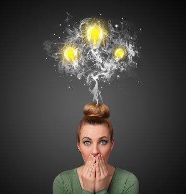 duman ve başının üstünde lightbulbs düşünceli kadınla