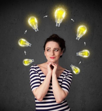 genç kadın başının etrafında dolaşım ampul ile düşünme