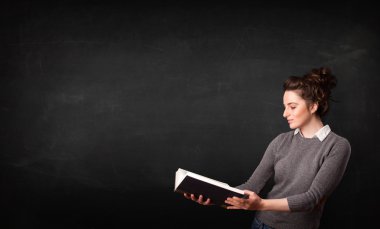 genç bayan bir kitap okuma