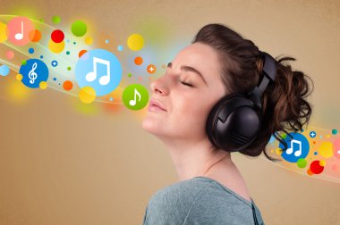 Kulaklıkla müzik dinleyen genç bir kadın. 