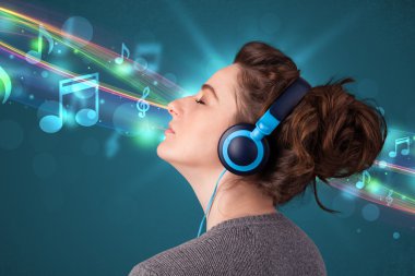 Kulaklıkla müzik dinleyen genç bir kadın.