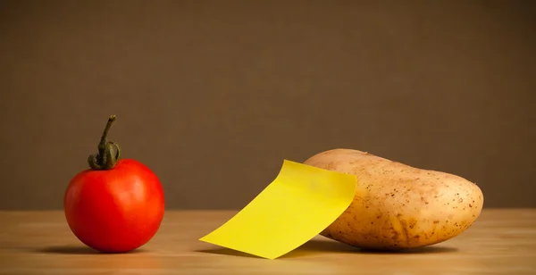 Empty post-it note sticked on vegetable — Stock Photo, Image